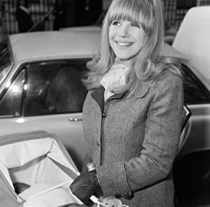 00559 Collection: Marianne Faithfull left a Welbeck Street nursing home today with her new son Robert