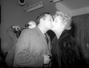 Marilyn Monroe says goodbye to Sir Laurence Olivier on her way back to the U. S