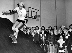 Images Dated 4th January 1978: Mark Howard demonstrates his skateboarding skill to an appreciative audience at West