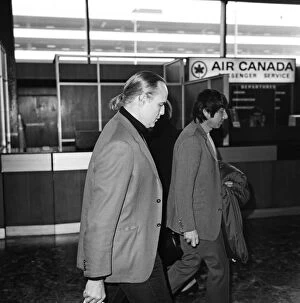 Images Dated 24th February 1971: Marlon Brando, (April 3, 1924 - July 1, 2004) actor, leaves London Heathrow Airport