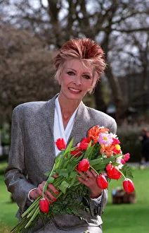 MARTI CAINE, COMEDIENNE HOLDING BOUQUET OF FLOWERS 18 / 03 / 1992