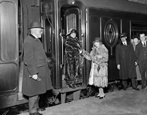 Images Dated 1st October 2012: Mary Pickford seen here at Victoria Station, London with her mother, 2nd October 1921