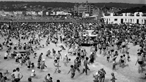 Somerset Prints: Mass enjoyment of the heat wave by hundreds of happy holidaymakers