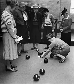 Bowls Prints: Measuring the wood from the jack after a good end. November 1943 P012213