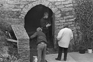 01518 Prints: Mel Gibson in discussion with director Franco Zeffirelli during a break in filming Hamlet