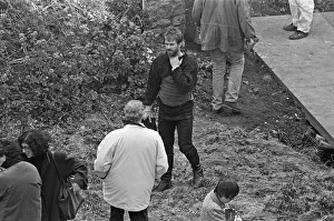 01518 Prints: Mel Gibson in discussion with director Franco Zeffirelli during a break in filming Hamlet