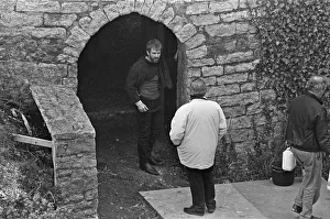01518 Prints: Mel Gibson in discussion with director Franco Zeffirelli during a break in filming Hamlet