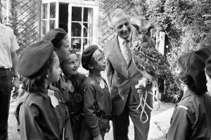 00444 Prints: Members of the 222nd Birmingham Brownies at Kings Norton meet Mr Philip Ware