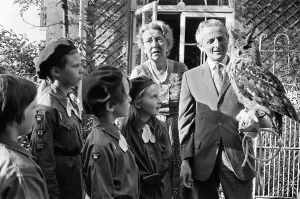 00444 Prints: Members of the 222nd Birmingham Brownies at Kings Norton meet Mr Philip Ware