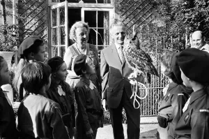 00444 Prints: Members of the 222nd Birmingham Brownies at Kings Norton meet Mr Philip Ware