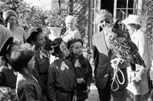 00444 Prints: Members of the 222nd Birmingham Brownies at Kings Norton meet Mr Philip Ware