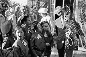 00444 Prints: Members of the 222nd Birmingham Brownies at Kings Norton meet Mr Philip Ware