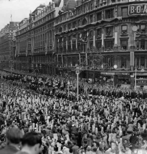 01035 Prints: Members of the Household cavalry escort a carriage down Northumberland Avenue