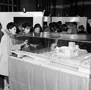00994 Prints: Members of the National Theatre Company this afternoon visited the exhibition