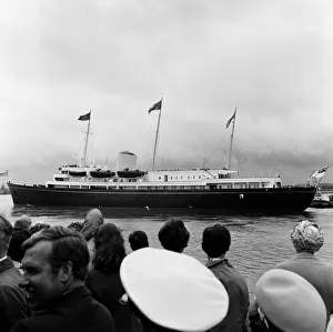 01375 Prints: Members of the Royal Family travelled by train to Southampton to board the Royal Yacht