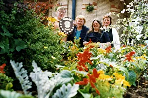 00519 Prints: Members of Saltburn Residents and Britain in Bloom Committees with the new Lens Sanders