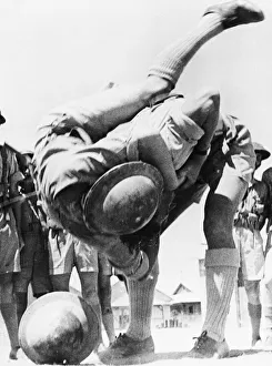 01454 Prints: Men of the RAF regiment in the Middle East. A member of the RAF shows his comrades