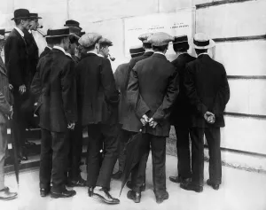 Caps Prints: Men reading the mobilization proclamation on the declaration of war 4th August 1914