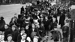01469 Prints: Men, women and children from Hull head into the countryside to escape the Blitz