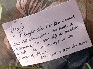 01416 Prints: Messages of sympathy following the death of Princess Diana outside Buckingham Palace