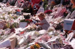 01416 Prints: Messages of sympathy following the death of Princess Diana outside Buckingham Palace