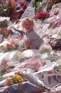 Messages of sympathy following the death of Princess Diana outside Buckingham Palace