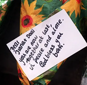 Messages of sympathy following the death of Princess Diana outside Buckingham Palace