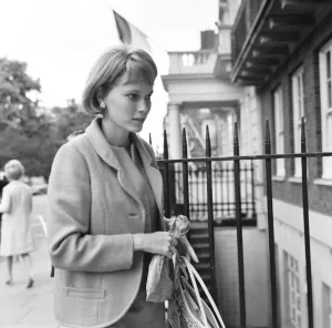 00303 Prints: Mia Farrow wife of Frank Sinatra seen here returning to her Grosvenor Square apartment
