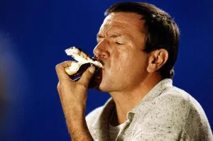 Michael Elphick Actor eating a cream cake A©Mirrorpix