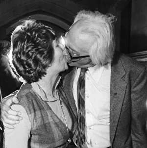 01379 Prints: Michael Foot kissing wife JIll Craigie - Novemer 1980 -----