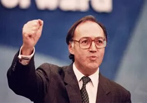 Images Dated 9th October 1992: MICHAEL HOWARD AT THE CONSERVATIVE PARTY CONFERENCE IN BRIGHTON - 09 / 10 / 1992