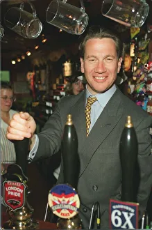 MICHAEL PORTILLO MP PULLING A PINT OF LAGER IN A PUB 09 / 05 / 1995