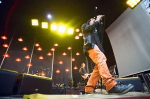 00968 Prints: Michael Stipe, lead singer with the American Rock Group REM, perform at Cardiff Arms Park