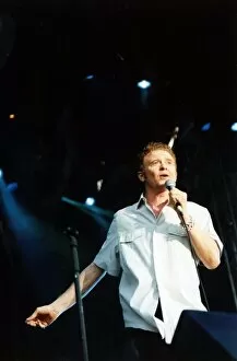 Images Dated 26th July 1999: Mick Hucknall of Simply Red at Cardiff Castle - 26th July 1999 - Western Mail