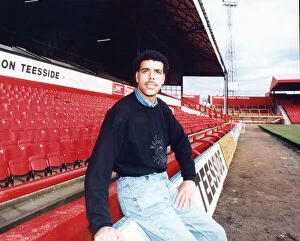Images Dated 19th February 1993: Middlesbrough born Chris Kamara is unveiled after signing on loan from Luton