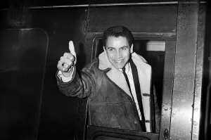 01498 Prints: Mike Trebilcock of Plymouth Argyle arrives at Lime Street Station, Liverpool