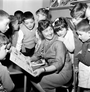 01287 Prints: Minister of State for Education and Science Shirley Williams opens Armitage County