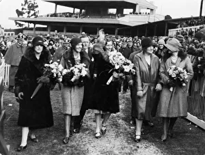 00927 Prints: Miss Amy Johnson acknowledging the enthusiastic welcome given to her by the huge crowd