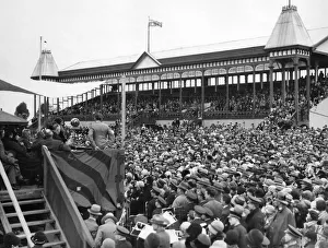 Miss Amy Johnson addressing the huge gathering at Geelong in Victoria