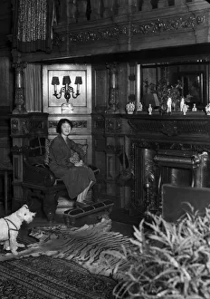 01206 Prints: Miss Diana Van den Bergh photographed in the Dutch room at her grandfathers house