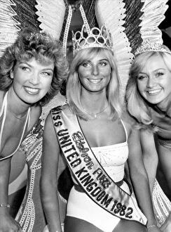 Images Dated 25th August 1982: Miss United Kingdom 1982 Della Dolan with Miss Belfast Alison Smith