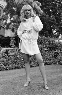 01096 Prints: Model wearing 1977 clothing, Sunday Mirror fashion feature, pictured in garden