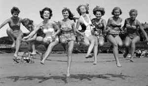 00095 Prints: Monroe competition at Newquay. Women taking part in a marilyn monroe look alike