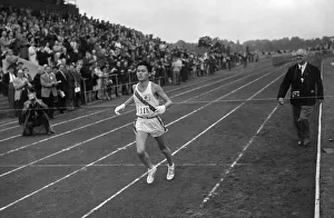 Moro Shigematsu breaks the marathon world record completing the Windsor to Chiswick