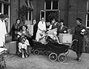 01343 Collection: Some of the mothers who called at the Carnegie Institute, Hunters Road