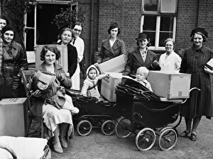 01343 Collection: Some of the mothers who called at the Carnegie Institute, Hunters Road