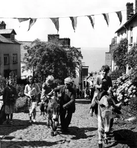 Bunting Prints: Mr. Gulliver takes a party of elderly people from the harbour of Clovelly to the top of
