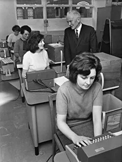 01000 Collection: Mr Morris talks with operators at new computer centre, Liverpool, Circa 1970