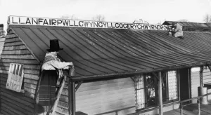 Decorating Prints: Mr and Mrs Jones of Llanfairpwllgwyngyllgogerychwyrndrobwllllantysiliogogogoch