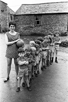 01509 Prints: Mrs Elizabeth Ann Holmes (25) mother to eleven boys aged 12 years